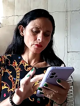 yuliitza4 online show from April 25, 2026, 2:47 pm
