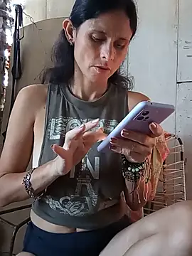 yuliitza4 online show from June 11, 2026, 2:37 pm