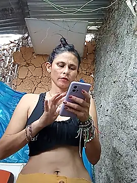 yuliitza4 online show from June 21, 2026, 4:53 pm