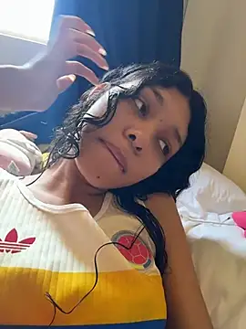 Snapshot of Sophiemoo_ chatting on July 15, 2026, 3:50 pm Sophiemoo online show from July 15, 2026, 3:50 pm