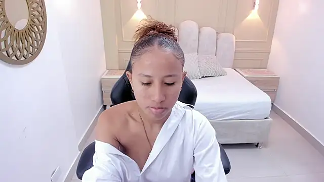 LESLYSIMPSON online show from June 11, 2026, 7:34 pm
