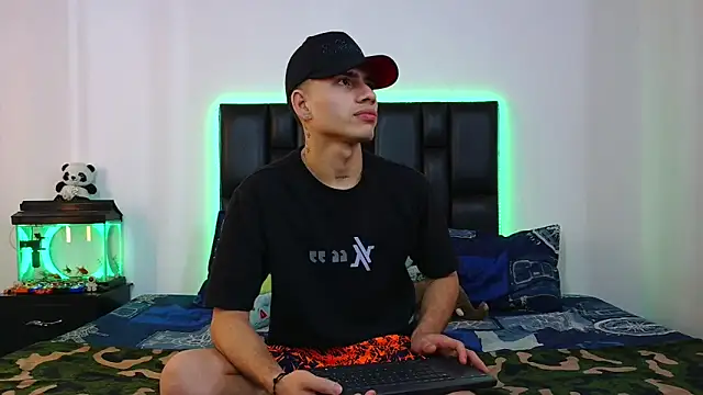 Dereek Hot online show from March 18, 2026, 10:13 pm