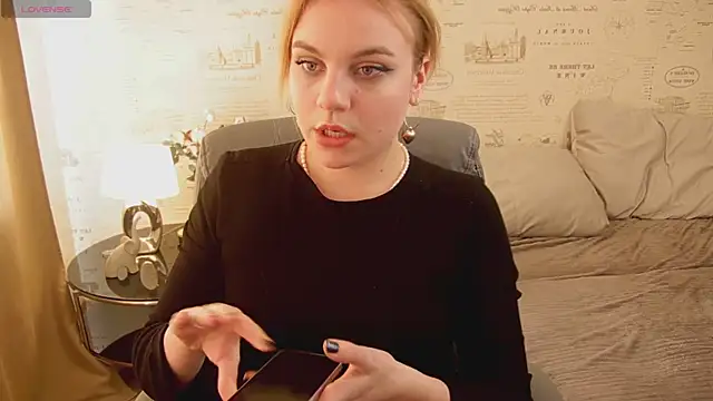 Snapshot of Glow_Margo chatting on June 6, 2026, 1:00 am Glow Margo online show from June 6, 2026, 1:00 am
