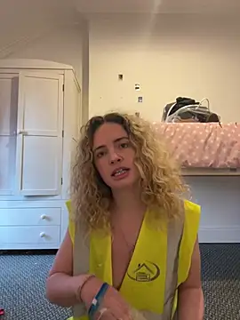 curlyirishgirl online show from February 25, 2026, 10:03 am