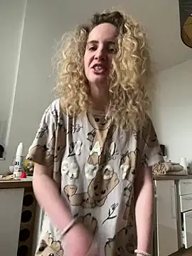 curlyirishgirl online show from February 26, 2026, 5:01 pm