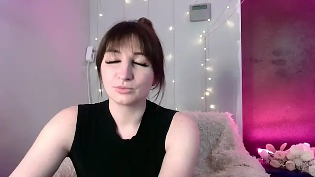 Snapshot of Birdie_Kiss chatting on June 12, 2026, 8:19 pm Birdie Kiss online show from June 12, 2026, 8:19 pm