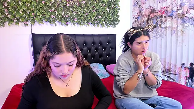 Snapshot of valeria_and_zoe chatting on May 21, 2026, 2:02 pm valeria and zoe online show from May 21, 2026, 2:02 pm