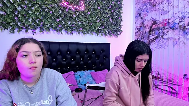 Snapshot of valeria_and_zoe chatting on June 4, 2026, 2:12 pm valeria and zoe online show from June 4, 2026, 2:12 pm