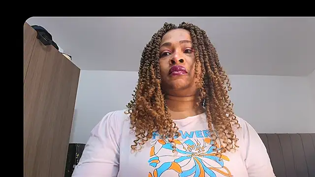 Snapshot of luxy_benet chatting on June 4, 2026, 8:31 am luxy benet online show from June 4, 2026, 8:31 am