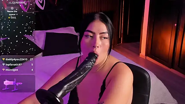 Emberrvelvet online show from March 15, 2026, 5:52 pm