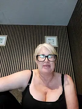 Snapshot of FlirtyFleur-x chatting on June 7, 2026, 12:53 pm FlirtyFleur-x online show from June 7, 2026, 12:53 pm