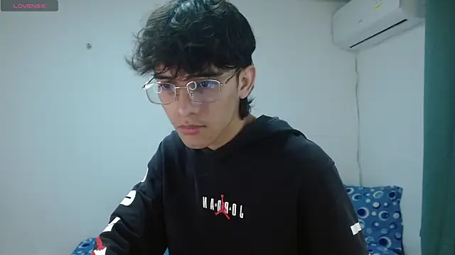 noah millerx online show from May 2, 2026, 3:33 am