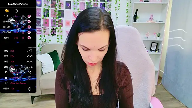 JulieHiL online show from March 12, 2026, 7:36 am