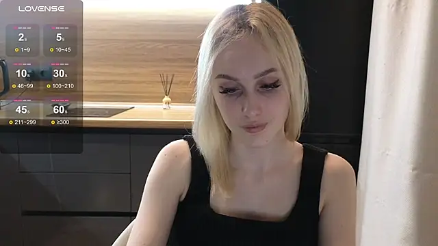 Snapshot of Bella_Villen chatting on June 3, 2026, 7:30 pm Bella Villen online show from June 3, 2026, 7:30 pm
