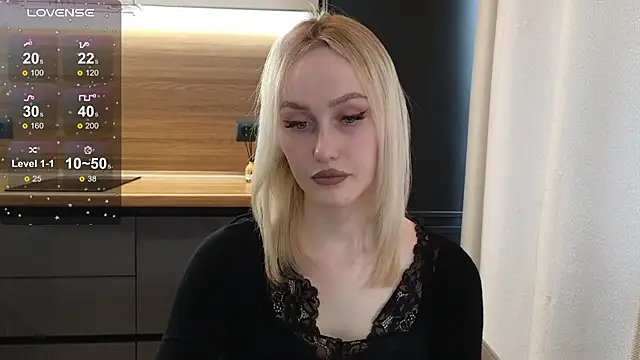 Snapshot of Bella_Villen chatting on June 10, 2026, 11:42 am Bella Villen online show from June 10, 2026, 11:42 am
