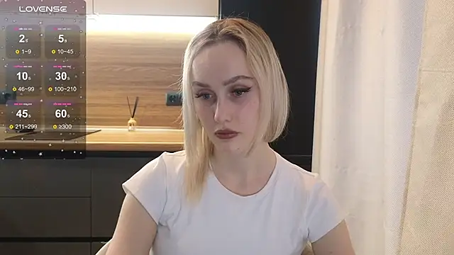 Snapshot of Bella_Villen chatting on June 18, 2026, 12:53 pm Bella Villen online show from June 18, 2026, 12:53 pm