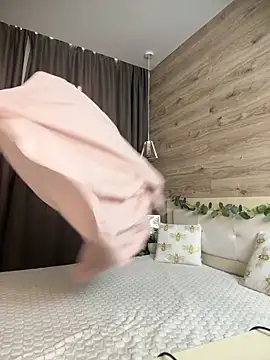 LunaVeyne online show from March 5, 2026, 1:07 pm