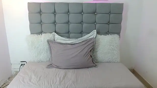 Luna vixen1 online show from March 3, 2026, 6:58 pm