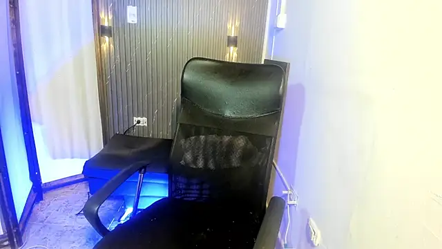 CharlotteKing8 online show from March 17, 2026, 12:30 pm