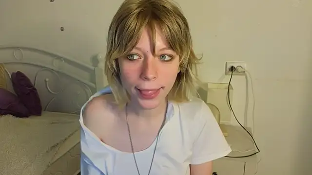 Snapshot of MollySally chatting on June 10, 2026, 4:12 am MollySally online show from June 10, 2026, 4:12 am