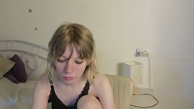 Snapshot of MollySally chatting on June 11, 2026, 4:10 am MollySally online show from June 11, 2026, 4:10 am
