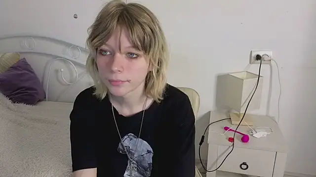 Snapshot of MollySally chatting on June 12, 2026, 4:11 am MollySally online show from June 12, 2026, 4:11 am