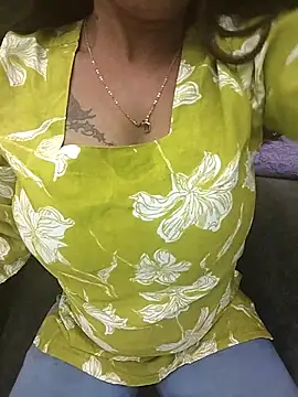 Snapshot of Tinaa_baby chatting on May 6, 2026, 6:35 pm Tinaa baby online show from May 6, 2026, 6:35 pm