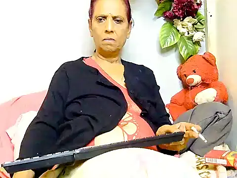 Hot queen58 online show from June 27, 2026, 5:56 am