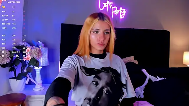 scarlett leex  online show from April 30, 2026, 4:08 am