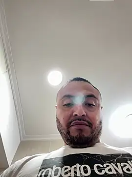 alexandeerr1986 online show from May 19, 2026, 11:00 pm