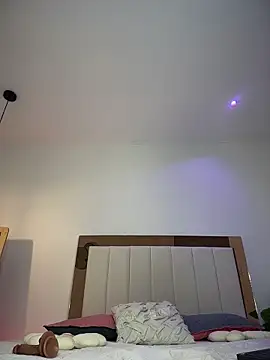 Mia Becket  online show from March 3, 2026, 10:32 am