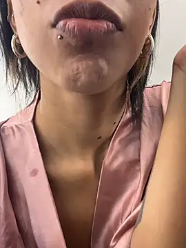 Snapshot of VioletaHills_ chatting on July 17, 2026, 12:34 pm VioletaHills online show from July 17, 2026, 12:34 pm