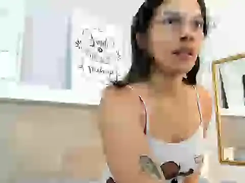 Snapshot of EmmaSanchez_ chatting on April 4, 2026, 8:28 pm EmmaSanchez online show from April 4, 2026, 8:28 pm