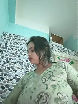 Snapshot of Beauty-3 chatting on July 7, 2026, 7:23 am Beauty-3 online show from July 7, 2026, 7:23 am