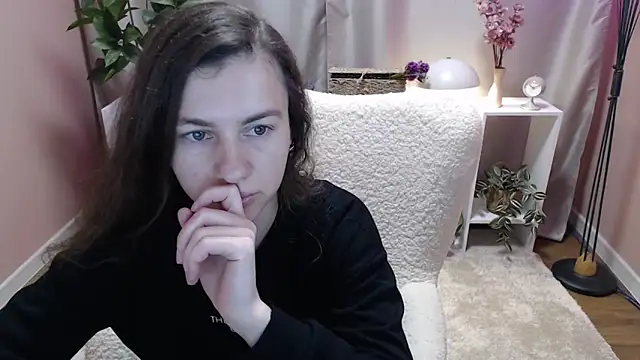 Snapshot of MistyBree chatting on April 9, 2026, 7:36 am MistyBree online show from April 9, 2026, 7:36 am