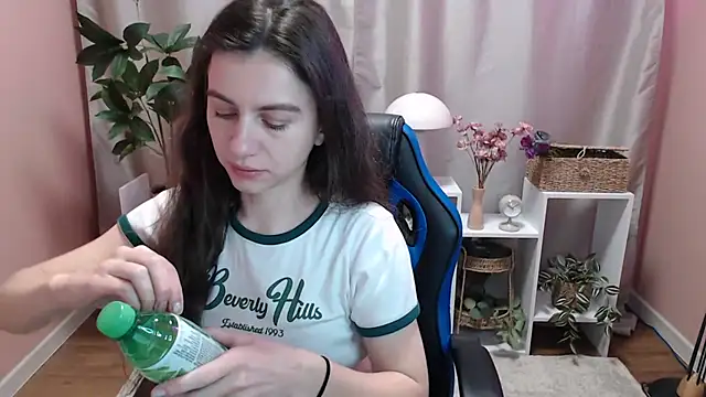 Snapshot of MistyBree chatting on April 24, 2026, 8:06 am MistyBree online show from April 24, 2026, 8:06 am