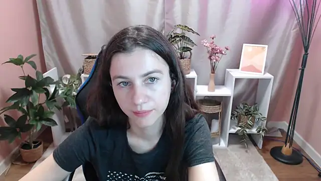 Snapshot of MistyBree chatting on May 7, 2026, 8:20 am MistyBree online show from May 7, 2026, 8:20 am