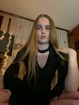Snapshot of LunaVey chatting on June 3, 2026, 6:35 pm LunaVey online show from June 3, 2026, 6:35 pm