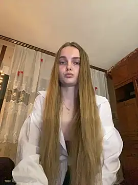 Snapshot of LunaVey chatting on June 12, 2026, 6:18 pm LunaVey online show from June 12, 2026, 6:18 pm
