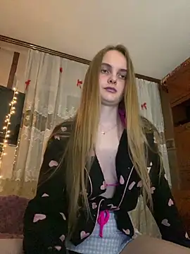 Snapshot of LunaVey chatting on June 17, 2026, 6:42 pm LunaVey online show from June 17, 2026, 6:42 pm