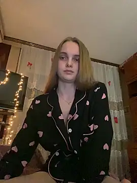 Snapshot of LunaVey chatting on June 18, 2026, 6:23 pm LunaVey online show from June 18, 2026, 6:23 pm
