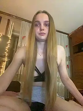 Snapshot of LunaVey chatting on July 3, 2026, 7:42 pm LunaVey online show from July 3, 2026, 7:42 pm