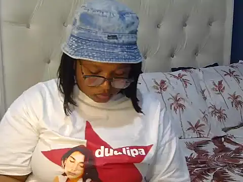 Snapshot of Cuddle_Zee chatting on May 5, 2026, 2:25 pm Cuddle Zee online show from May 5, 2026, 2:25 pm