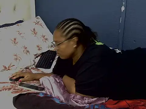 Snapshot of Cuddle_Zee chatting on May 6, 2026, 2:29 am Cuddle Zee online show from May 6, 2026, 2:29 am