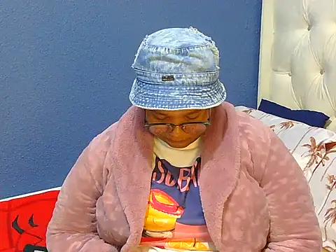 Snapshot of Cuddle_Zee chatting on May 13, 2026, 4:26 pm Cuddle Zee online show from May 13, 2026, 4:26 pm