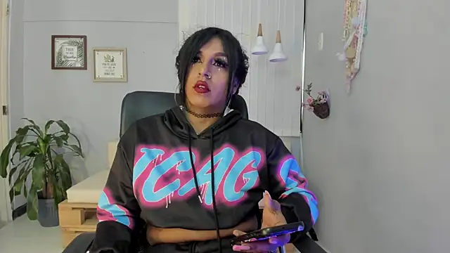 Nahomy Collins  online show from March 13, 2026, 7:31 pm