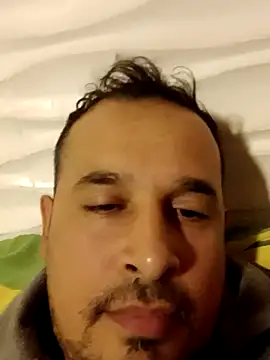 Ezehombre online show from May 4, 2026, 8:27 pm
