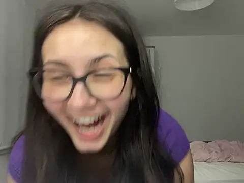 Snapshot of Ellamay06 chatting on April 15, 2026, 7:21 pm Ellamay06 online show from April 15, 2026, 7:21 pm