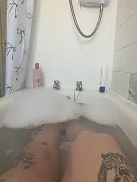 Snapshot of BeeMay22 chatting on March 22, 2026, 10:40 am BeeMay22 online show from March 22, 2026, 10:40 am