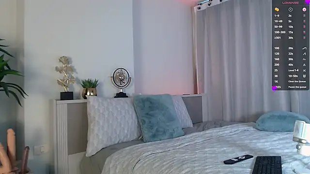 MinaGlow online show from April 24, 2026, 1:41 am